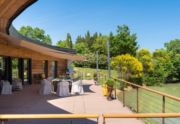 L'ampia terrazza sul laghetto - Villa Airone