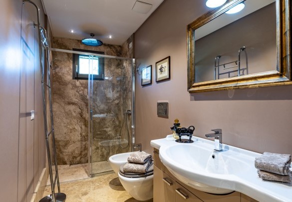 Il bagno con doccia dallo stile unico - Villa Airone