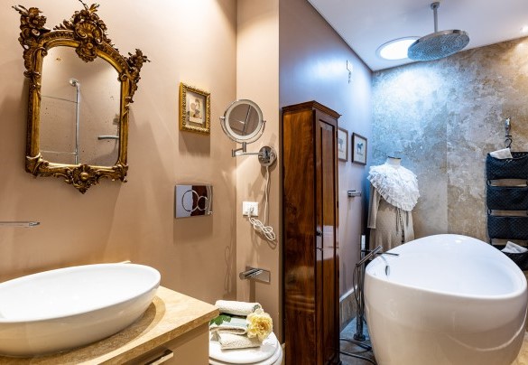 L'elegante bagno con vasca - Villa Airone