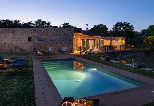 La piscina dotata di illuminazione interna - Villa Airone