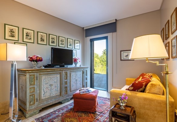 La sala tv grigia collegata alla terrazza - Villa Airone