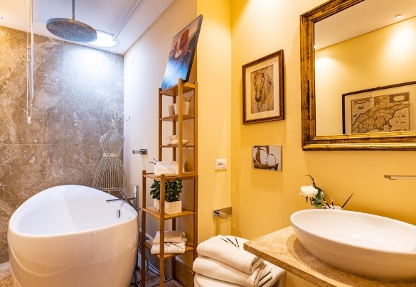 Il moderno bagno con vasca - Villa Airone