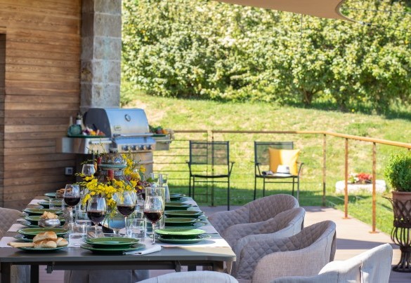 L'ampia terrazza sul laghetto - Villa Airone