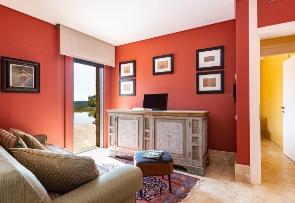 La sala tv rossa collegata alla terrazza - Villa Airone