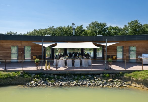 Il fronte della villa unisce sapientemente diversi materiali - Villa Airone