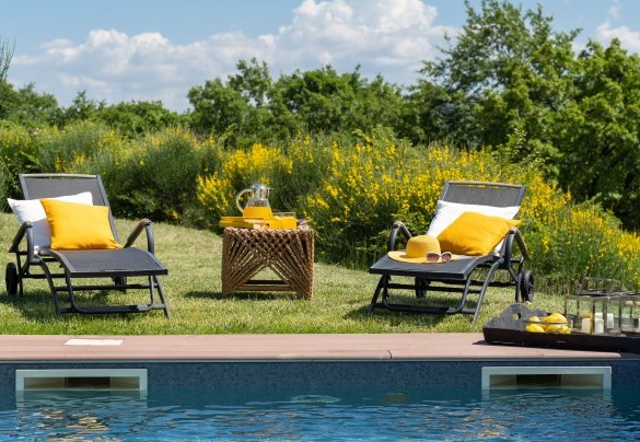 La zona solarium dotata di diversi lettini - Villa Airone