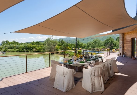 La zona pranzo esterna è riparata da ampie vele - Villa Airone