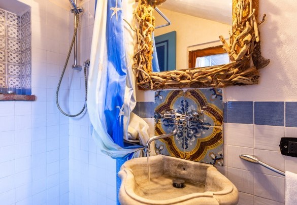 Il bagno con doccia dallo stile unico - Villa Alba