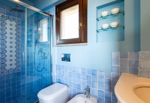 Il bagno en-suite a tema celeste  - Villa Alba