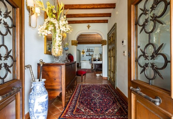 Il corridoio d'ingresso richiama lo stile della villa - Villa Alba