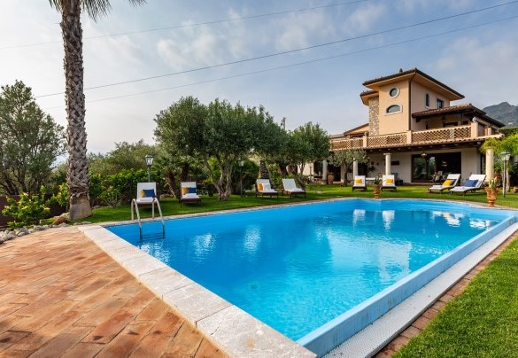 La piscina è collocata a pochi metri dalla villa - Villa Alba