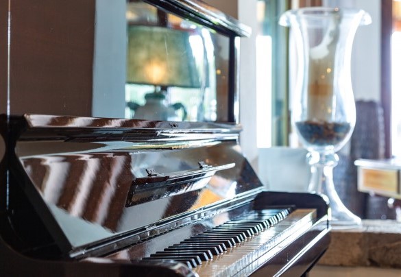 Un pianoforte contorna il salotto  - Villa Alba