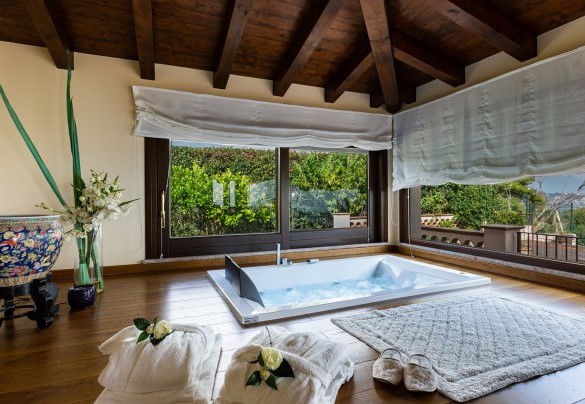 La vasca idromassaggio indoor - Villa Alba