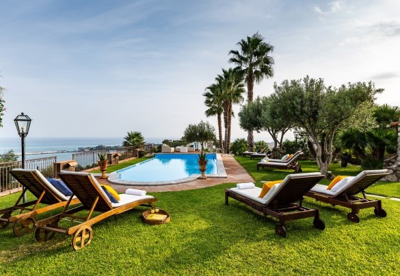 La piscina immersa nel verde - Villa Alba