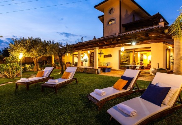La zona solarium illuminata - Villa Alba