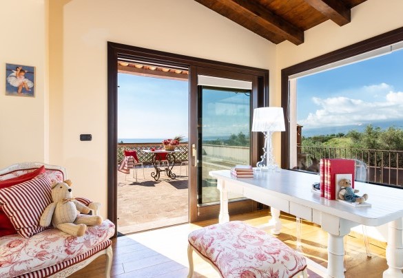 Le grandi finestre illuminano la stanza - Villa Alba