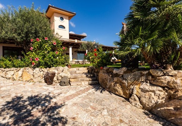I sentieri in pietra del giardino - Villa Alba