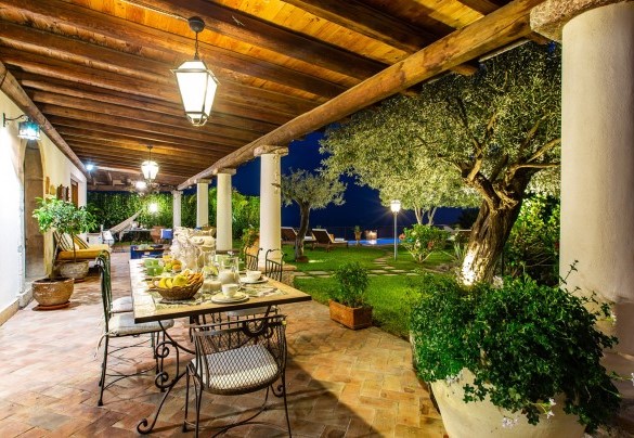 Il portico illuminato - Villa Alba