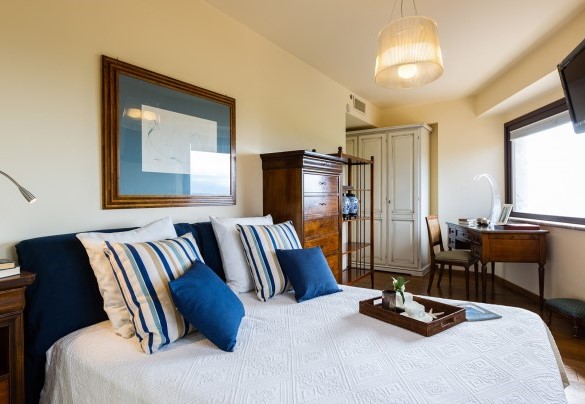 La camera matrimoniale con bagno en-suite al primo piano - Villa Alba