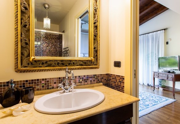 Il bagno con mattonelle a mosaico e doccia - Villa Alba