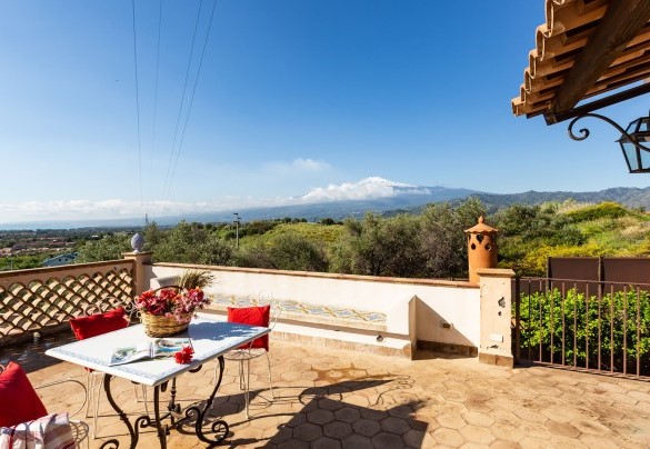 Dalla terrazza si può ammirare l'Etna  - Villa Alba