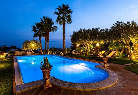 La villa e la piscina illuminate - Villa Alba