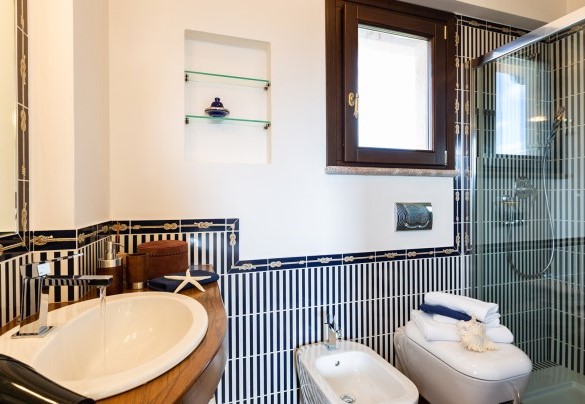 Il grazioso bagno en-suite con doccia - Villa Alba