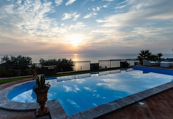 La piscina si affaccia direttamente sul mare - Villa Alba