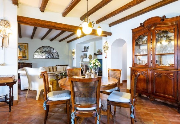 Un tavolo circolare accanto il salotto  - Villa Alba