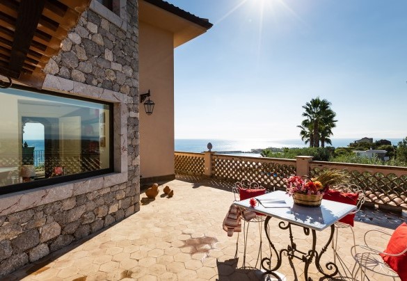 La vasta terrazza vista mare - Villa Alba