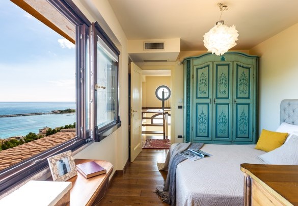 La camera matrimoniale con bagno en-suite al primo piano - Villa Alba