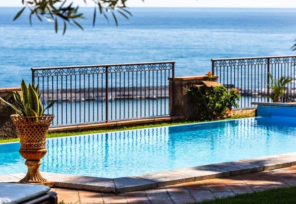 La piscina si affaccia direttamente sul mare - Villa Alba