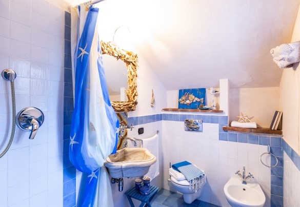 Il bagno con doccia dallo stile unico - Villa Alba