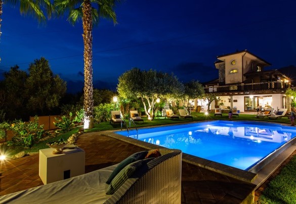 La villa e la piscina illuminate - Villa Alba