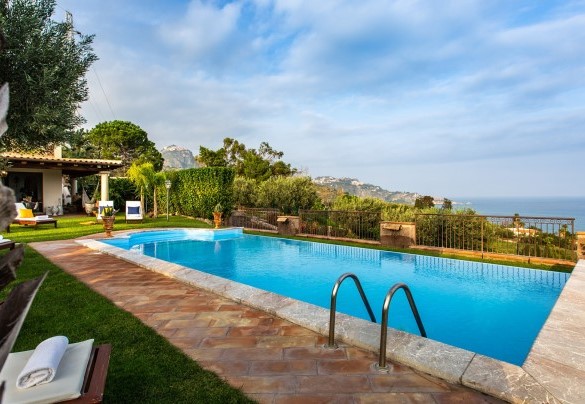 La piscina si affaccia direttamente sul mare - Villa Alba