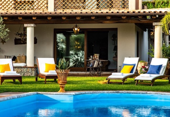 La zona solarium dotata di sdraio  - Villa Alba