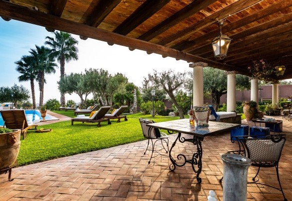 Il grande portico ombreggia la zona frontale della villa - Villa Alba