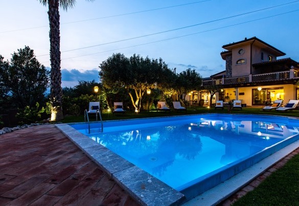 La villa e la piscina illuminate - Villa Alba