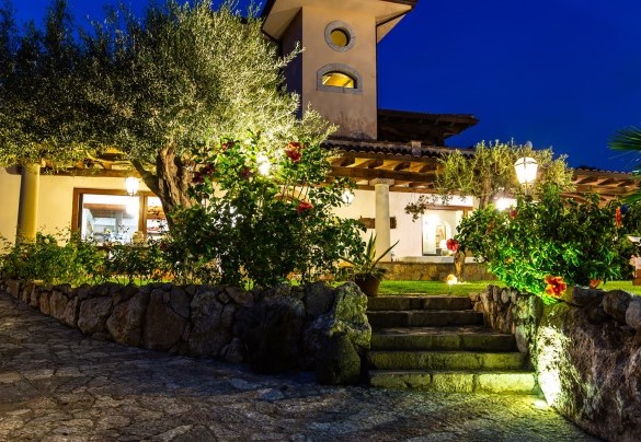 Il vialetto di ingresso illuminato - Villa Alba