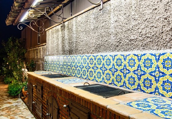 La caratteristica cucina esterna illuminata  - Villa Alba