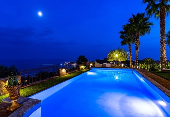 La piscina con una romantica illuminazione al chiaro di luna - Villa Alba