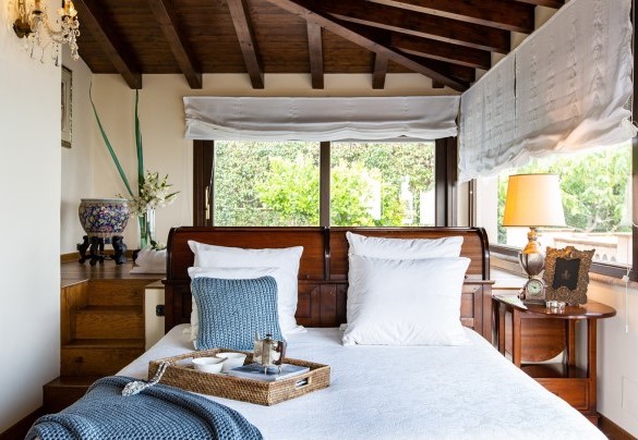 Il letto accanto alla vasca - Villa Alba
