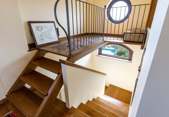 Le scale in legno collegano i vari piani - Villa Alba