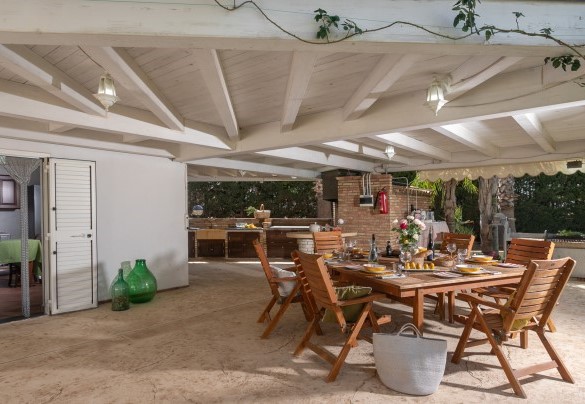 The annex with a big portico equipped with an outdoor kitchen with barbecue and wood oven - Villa Alessia