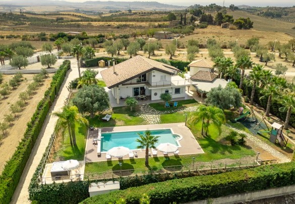 The exterior of the property is characterized by ample 2000 sq m grounds - Villa Alessia