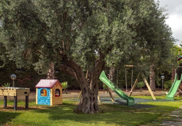 The fully-equipped children's play area in the garden - Villa Alessia