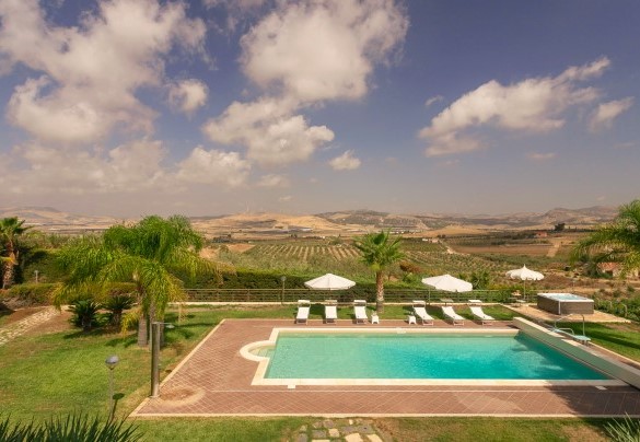 The pool measures 12 x 7 m with the depth ranging from 1,10 to 2,60 m - Villa Alessia