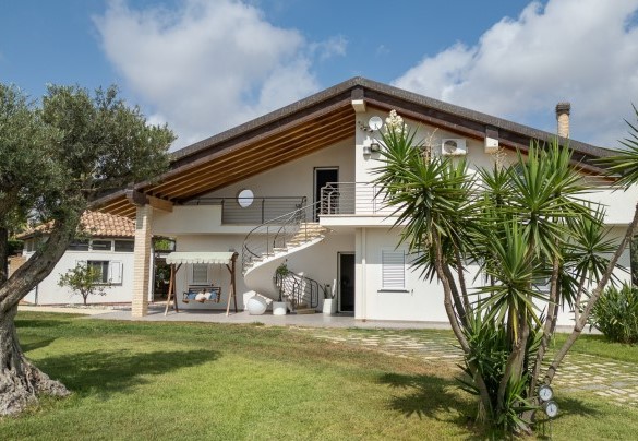The facade with the exterior staircase that links the two floors - Villa Alessia