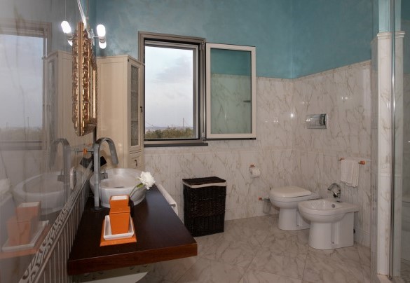 The shared bathroom with shower on the upper floor - Villa Alessia