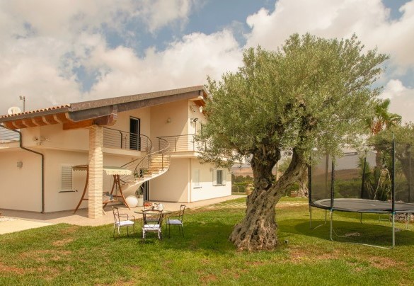 The garden on the front of the house - Villa Alessia